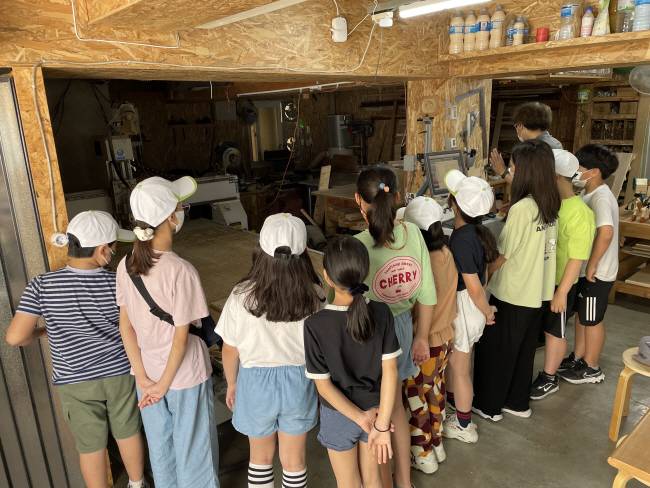 대구 수성구 청곡종합사회복지관의 체험형 진로 탐색 프로그램 ‘꿈틀’에 참여한 꿈 탐정단 아이들이 지난해 6월 16일 대구 시내 목공체험장을 찾아 목공 제품이 만들어지는 것을 지켜보고 있다. 초록우산어린이재단 제공