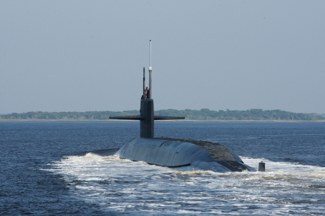 오하이오급 전략핵잠수함인 USS알라스카함(SSBN 732)이 미국 조지아주 킹스베이 미 해군 핵잠수함 기지로 복귀하고 있다. 로이터 연합뉴스