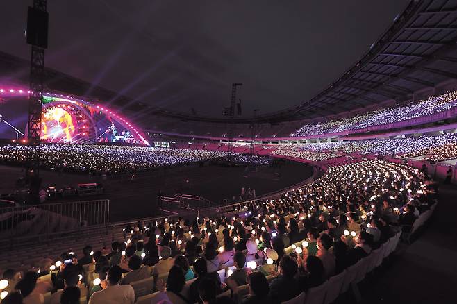 가왕 조용필의 콘서트 사상 처음으로 중앙 제어 방식의 응원봉이 등장했다. 지난 13일 잠실 올림픽주경기장 공연에서다. 3만 5000명의 관객이 손에 쥔 응원봉은 시시각각 점멸하며 다채롭고 통일감 있는 현장을 만들었다. [인사이트엔터테인먼트 제공]