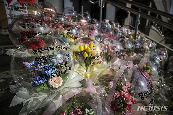 [과천=뉴시스] 정병혁 기자 = 한동훈 법무부장관 취임 1주년인 17일 오전 경기 과천시 정부과천청사 법무부 출입계단이 지지자들이 보낸 꽃들로 가득차있다. 2023.05.17. jhope@newsis.com