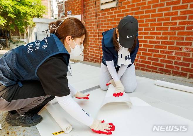 [서울=뉴시스] ) DL이앤씨 임직원들이 지난 16일 서울시 종로구 창신동에 위치한 저소득 가정을 찾아 '희망의 집고치기 행복나눔' 활동을 진행하고 있다. (사진=DL이앤씨 제공)