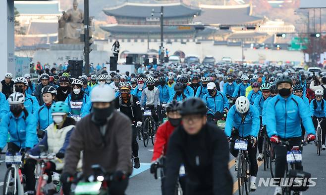 [서울=뉴시스] 김진아 기자 = 지난해 11월20일 오전 서울 종로구 광화문광장에서 열린 '2022 서울 자전거 대행진'에 참가한 시민들이 목적지인 상암 월드컵공원을 향해 힘차게 출발하고 있다. 2023.05.17. bluesoda@newsis.com