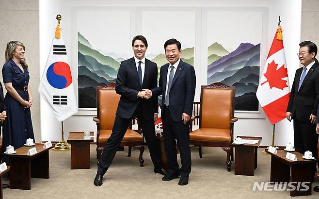 [서울=뉴시스] 국회사진기자단 = 쥐스탱 트뤼도 캐나다 총리가 17일 서울 여의도 국회 의장 접견실에서 김진표 국회의장과 기념촬영을 하며 키 높이를 맞추기 위해 다리를 벌리며 서 있다. 2023.05.17. photo@newsis.com