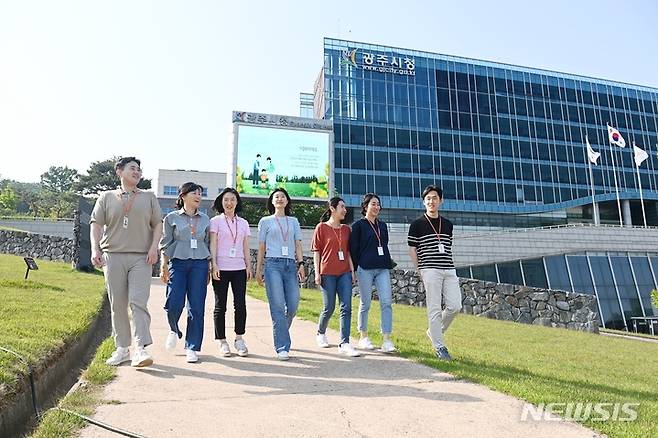 [광주(경기)=뉴시스]경기 광주시가 17일부터 매주 수요일을 '캐주얼데이'로 정했다