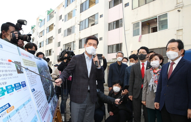 [포항=뉴시스] 포항을 방문한 당시 정세균 총리에게 이강덕 포항시장이 지진피해 현황을 설명하고 있다. 2021.04.15. photo@newsis.com *재판매 및 DB 금지