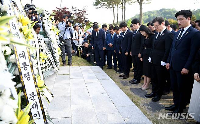 [광주=뉴시스] 변재훈 기자 = 이재명 더불어민주당 대표가 5·18민주화운동 43주년을 하루 앞둔 17일 오후 광주 북구 망월동 민족민주열사묘역에서 참배하고 있다. 2023.05.17. wisdom21@newsis.com