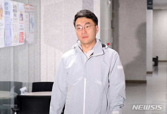 [서울=뉴시스] 고범준 기자 = 김남국 무소속 의원이 지난 14일 오전 서울 여의도 국회 의원회관 사무실로 들어서고 있다. 이날 거액의 '가상자산 보유' 논란에 휩싸인 김 의원은 자진 탈당을 선언했다. 2023.05.14. bjko@newsis.com