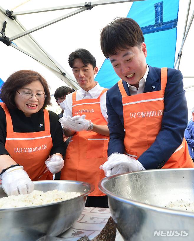 [광주=뉴시스] 김혜인 기자 = 전두환 손자 전우원씨와 이준석 국민의힘 전 대표가 17일 오후 광주 동구 금남로 제 43주기 5·18전야제에 앞서 오월어머니들과 함께 주먹밥을 만들고 있다. 2023.05.17. hyein0342@newsis.com