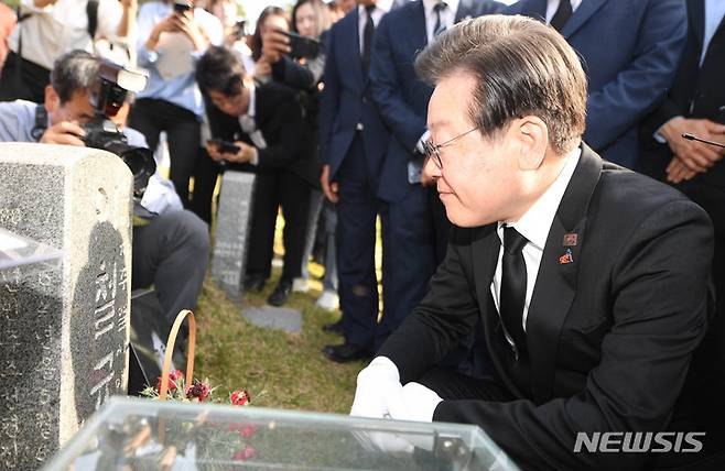 [광주=뉴시스] 변재훈 기자 = 이재명 더불어민주당 대표가 5·18민주화운동 43주년을 하루 앞둔 17일 오후 광주 북구 망월동 민족민주열사묘역 내 이철규 열사 묘를 참배하고 있다. 2023.05.17. wisdom21@newsis.com