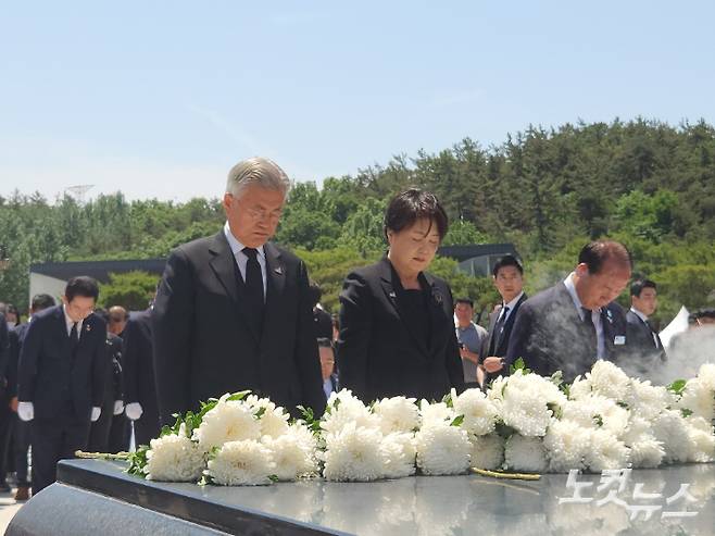 문재인 전 대통령과 김정숙 여사가 17일 오전 광주 북구 국립 5·18민주묘지를 참배했다. 박성은 기자