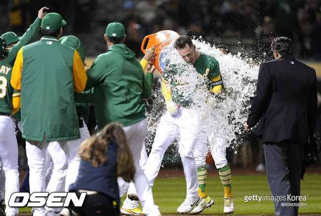 [사진] 브렌트 루커가 역전 끝내기 홈런을 때리고 축하 세례를 받고 있다.  ⓒGettyimages(무단전재 및 재배포 금지)