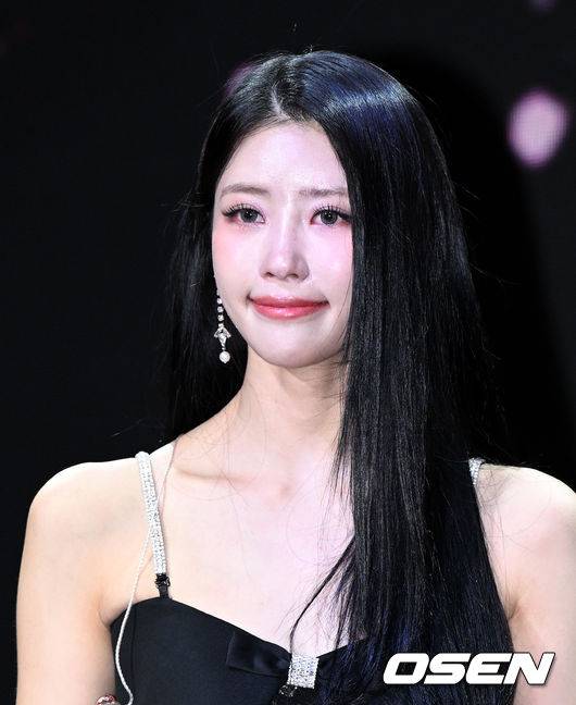 [OSEN=이대선 기자] 17일 오후 서울 마포구 신한pLay 스퀘어 라이브홀에서 가수 이미주의 첫 번째 싱글 앨범 '무비 스타(Movie Star)' 발매 기념 쇼케이스가 열렸다.가수 이미주가 질문에 답을 하던 중 눈물을 흘리고 있다. 2023.05.17 /sunday@osen.co.kr