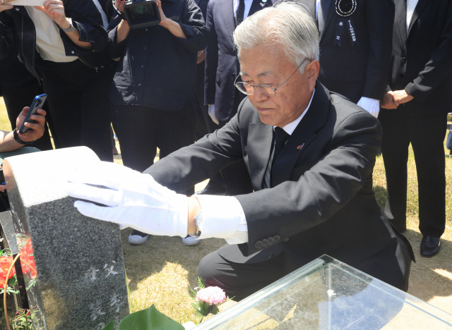 ▲문재인 전 대통령이 17일 오전 광주 북구 망월동 5·18 구묘역에서 고(故) 이한열 열사 묘소를 찾아 참배하고 있다. ⓒ연합뉴스