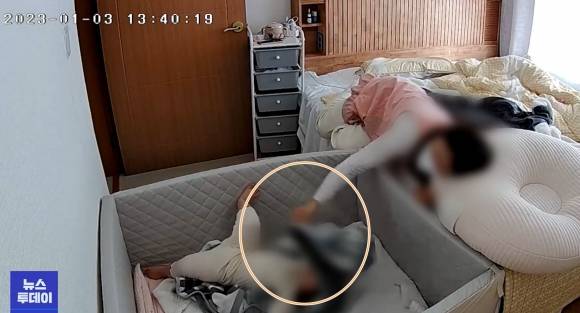 아이가 울자 이불을 덮는 돌보미. MBC 뉴스투데이 화면 캡처