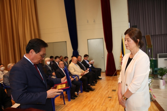 오산중·고교 교육환경개선 공로로 감사패를 받는 최유희 의원