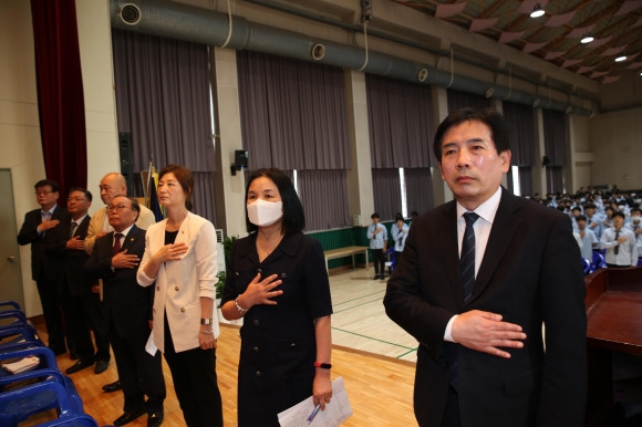 오산중·고교 ‘개교기념일 및 스승의날 행사’에 참석한 최유희 의원(오른쪽 세 번째)