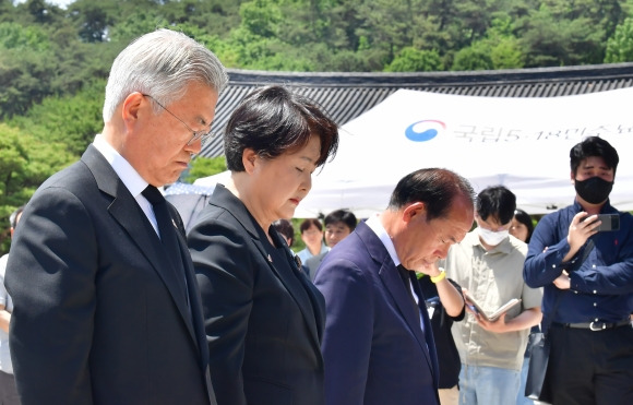 묵념하는 문재인 전 대통령 - 문재인 전 대통령이 5·18 민주화운동 43주기를 맞아 17일 오전 광주 국립5·18민주묘지를 참배, 묵념하고 있다.  광주 연합뉴스