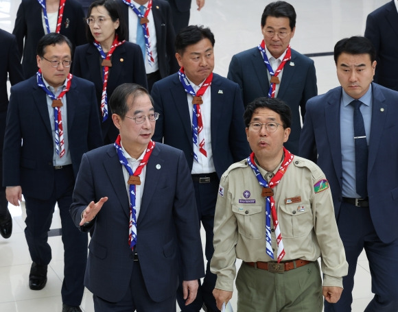 한덕수 국무총리(왼쪽)가 17일 오후 전북 부안 새만금에서 열리는 세계 잼버리 현장을 방문해 최창행 조직위 사무총장의 안내를 받으며 이동하고 있다.    부안 연합뉴스