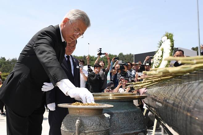 제43주년 5·18 민주화운동 기념일을 하루 앞둔 17일 오전 문재인 전 대통령이 북구 운정동 국립 5·18민주묘지에서 분향하고 있다. ⓒ연합뉴스