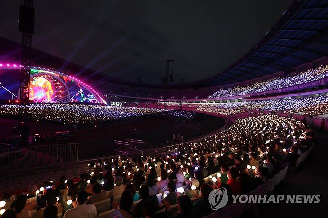 2023 조용필 콘서트 메운 관객들 (서울=연합뉴스) 13일 오후 서울 잠실종합운동장 올림픽주경기장에서 열린 '2023 조용필&위대한 탄생 콘서트'에서 관객들이 공연을 관람하고 있다. 2023.5.14 [인사이트엔터테인먼트 제공. 재판매 및 DB 금지] photo@yna.co.kr