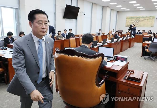 야당 단독 처리에 항의하며 퇴장하는 이태규 교육위 여당 간사 (서울=연합뉴스) 이정훈 기자 = 16일 오전 국회에서 열린 교육위원회 전체회의에서 여당 간사인 이태규 의원이 '취업 후 학자금 상환 특별법 일부개정법률안' 야당 단독 처리에 항의하며 퇴장하고 있다. 2023.5.16 uwg806@yna.co.kr