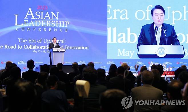 아시안리더십콘퍼런스 개회식에서 축사하는 윤석열 대통령 (서울=연합뉴스) 진성철 기자 = 윤석열 대통령이 17일 서울 중구 신라호텔에서 열린 2023 아시안리더십콘퍼런스 개회식에서 축사하고 있다. 2023.5.17 [대통령실통신사진기자단] zjin@yna.co.kr