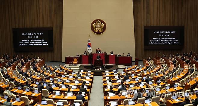 국회에서 연설하는 트뤼도 캐나다 총리 (서울=연합뉴스) 방한 중인 트뤼도 캐나다 총리가 17일 국회 본회의장에서 여야 의원들을 상대로 연설하고 있다. 2023.5.17 [국회사진기자단] photo@yna.co.kr