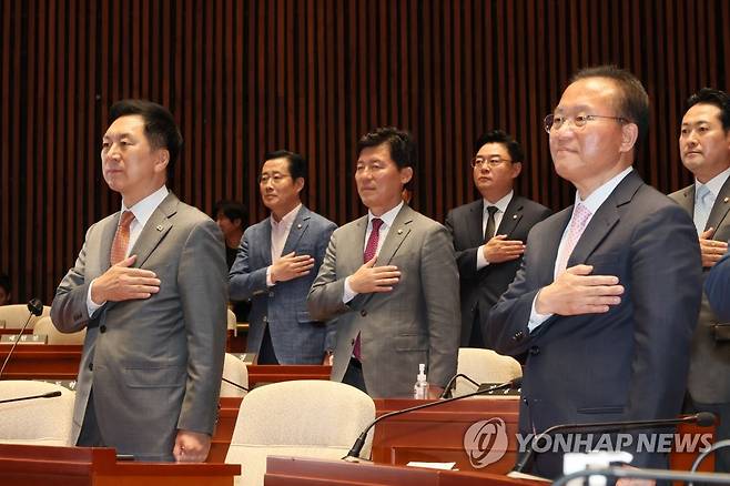 국민의힘 의원총회 (서울=연합뉴스) 이정훈 기자 = 국민의힘 김기현 대표와 윤재옥 원내대표가 17일 오후 국회에서 열린 의원총회에서 국기에 경례하고 있다. 2023.5.17 uwg806@yna.co.kr