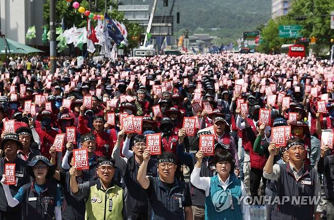 민주노총, 정권 퇴진 요구 집회 (서울=연합뉴스) 신준희 기자 = 17일 오후 서울시청 앞 세종대로에서 민주노총 주최로 ‘노동자, 서민을 죽음으로 내모는 윤석열 정권 퇴진 결의대회’가 열리고 있다. 2023.5.17 hama@yna.co.kr