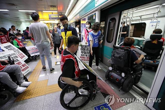 광주도시철도로 이동하는 전장연 (광주=연합뉴스) 조남수 기자 = 전국장애인차별철폐연대(전장연) 관계자들이 5·18 민주화운동 43주년을 하루 앞둔 17일 오후 광주송정역에서 지하철에 탑승해 이동하고 있다. 2023.5.17 iso64@yna.co.kr