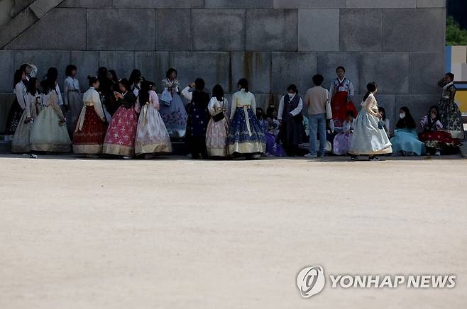 그늘 아래 오순도순 (서울=연합뉴스) 류영석 기자 = 때이른 여름 날씨를 보이는 17일 오후 서울 경복궁 입구 그늘에서 현장학습을 나온 학생들이 햇볕을 피하고 있다. 2023.5.17 ondol@yna.co.kr