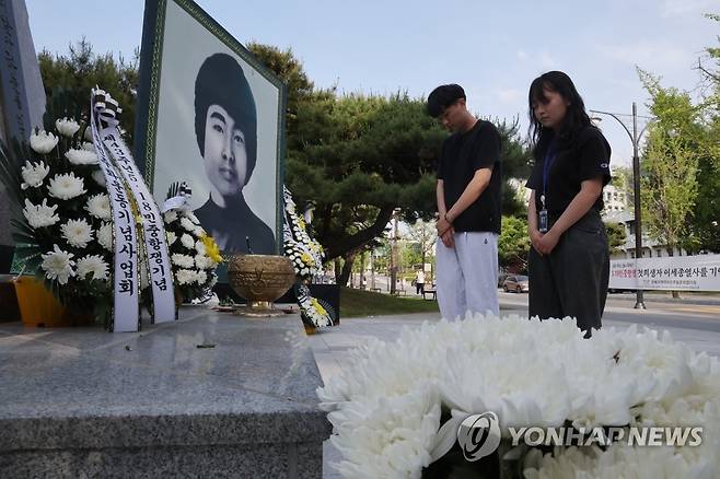 '숭고한 정신 잊지 않겠습니다' (전주=연합뉴스) 나보배 기자 = 제43주년 5·18 민주화운동 추모식이 열린 전북대학교 이세종 기념비 앞에서 학생들이 헌화한 뒤 묵념하고 있다. 2023.5.17 warm@yna.co.kr