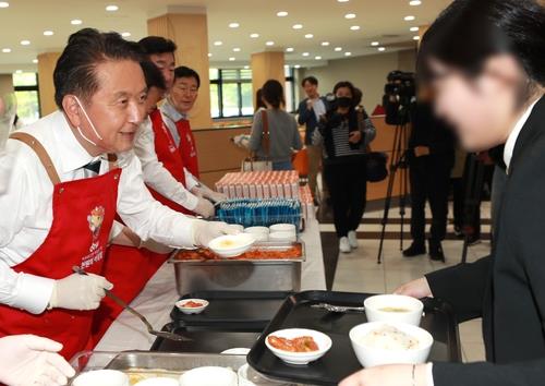 '천원의 아침' 배식하는 김영환(왼쪽) 충북지사 [충북도 제공. 재판매 및 DB 금지]