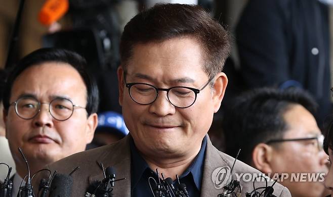 포토라인에 선 송영길 더불어민주당의 '2021년 전당대회 돈 봉투 의혹'과 관련해 금품 살포의 최종 수혜자로 지목된 송영길 전 대표가 5월 2일 오전 서초동 서울중앙지검 앞에서 입장을 말하고 있다. [연합뉴스 자료사진]