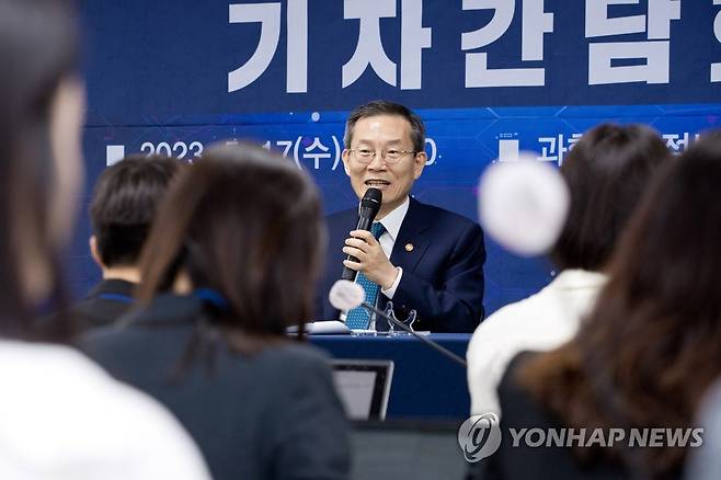 취재진 질문에 답하는 이종호 장관 (서울=연합뉴스) 이종호 과학기술정보통신부 장관이 17일 세종시 정부세종청사 과학기술정보통신부에서 열린 '과학기술정보통신부 기자간담회'에서 취재진의 질문에 답하고 있다. 2023.5.17 [과학기술정보통신부 제공. 재판매 및 DB 금지] photo@yna.co.kr