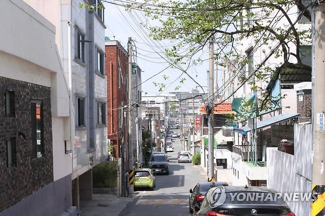 전세 사기 의혹 잇따르는 서구 다가구주택 일대 지난달 20일 오후 대전 서구 도마동 다가구주택 골목에 한적함이 흐르고 있다. 서구 다가구주택 임차인 20여 명은 지난 3월 대전 서부경찰서에 전세 사기 피해를 호소하며 임대인을 상대로 고소장을 접수했다. [연합뉴스 자료사진]