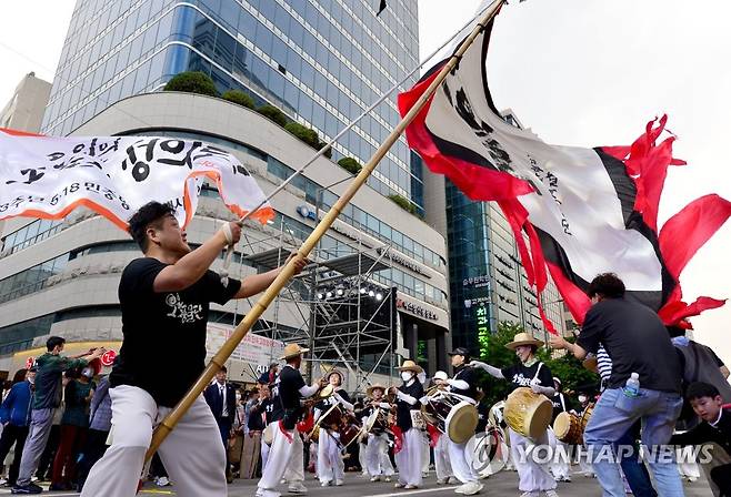 5·18 43주년 전야제 (광주=연합뉴스) 정회성 기자 = 17일 오후 광주 동구 금남로에서 5·18 민주화운동 43주년 전야제가 열리고 있다. 2023.5.17 [공동 취재] hs@yna.co.kr