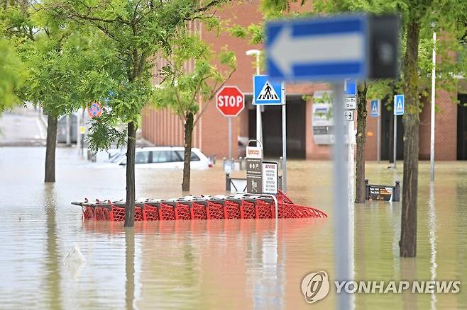 폭우로 물에 잠긴 이탈리아 체세나 마을 (체세나[이탈리아] AFP=연합뉴스) 17일(현지시간) 이탈리아 북부 에밀리아-로마냐주의 체세나 마을이 폭우로 침수돼 있다. 폭우로 강이 범람해 마을 전체가 물에 잠긴 가운데 당국은 전날 밤부터 이날 저녁까지 48시간 동안 150㎜가 넘는 비가 더 내릴 것으로 예상했다. 2023.05.17 clynnkim@yna.co.kr