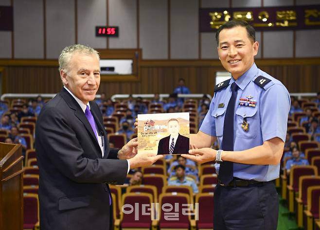 필립 골드버그 주한미국대사가 18일 공군대학에서 특별강연 후 이성복 공군대학 총장으로부터 기념품을 받고 있다. (사진=공군)