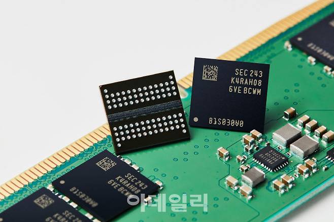 성전자는 업계 최선단 12나노미터(㎚)급(5세대 10나노급) 공정으로 16기가비트(Gb) DDR5 D램 양산을 시작했다. (사진=삼성전자)