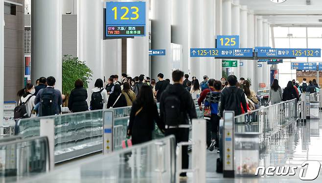 대중교통 이용시 마스크 착용 의무가 해제된 20일 인천국제공항 탑승동이 비행기 탑승을 앞둔 여행객들로 북적이고 있다. (공동취재) 2023.3.20/뉴스1 ⓒ News1 장수영 기자