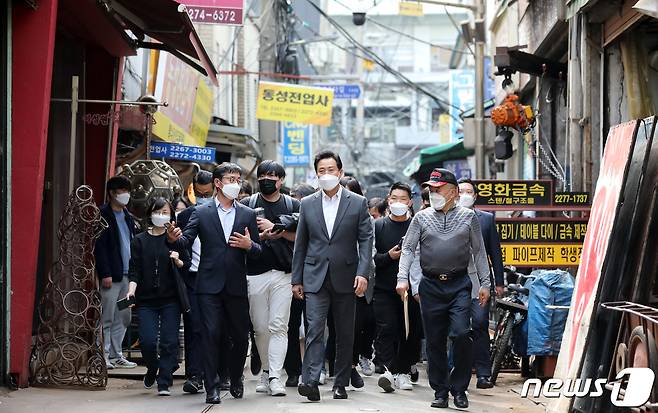 오세훈 서울시장이 지난해 4월21일 오후 서울 중구 세운재정비촉진지구 세운 5구역을 둘러보고 있다. 2022.4.21 ⓒ News1 이승배 기자