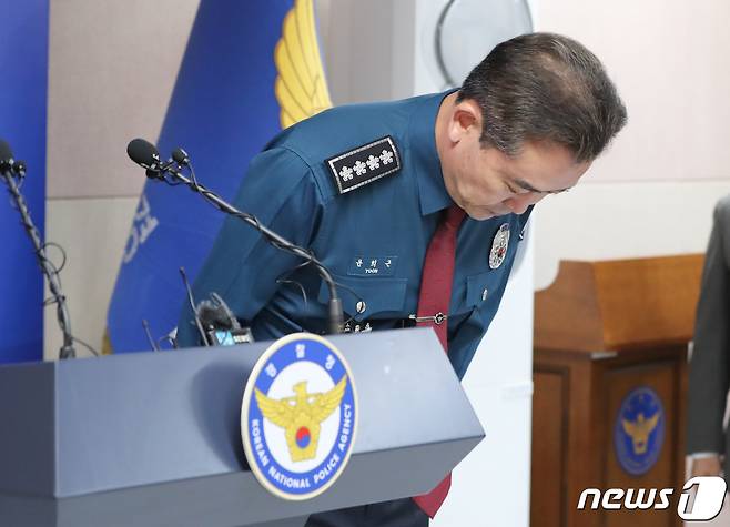 윤희근 경찰청장이 18일 서울 서대문구 경찰청에서 열린 건설노조 불법집회에 대한 입장 발표 기자회견에 앞서 인사하고 있다. 윤 청장은 이날 1박2일 노숙 투쟁을 주도한 민주노총 건설노조 집행부 5명에게 오는 25일까지 출석을 요구하면서 "출석 요청 불응 시 체포영장을 발부받아 검거할 것＂이라고 밝혔다. ⓒ News1 허경 기자