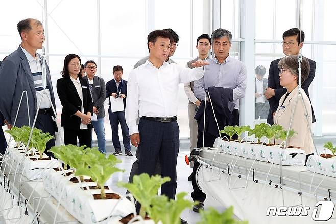 전북 정읍시 농업기술센터 내에 정읍농업 스마트화 전진기지 역할을 할 스마트온실이 조성됐다. 이학수 시장이 시설을 방문해 관계자에게 설명을 듣고 있다.(정읍시 제공)2023.5.18/뉴스1