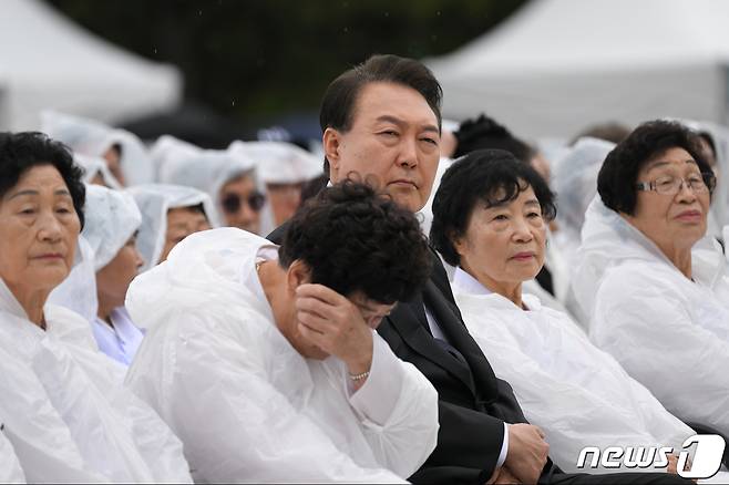 윤석열 대통령이 18일 광주 북구 국립5·18민주묘지에서 열린 제43주년 5·18민주화운동 기념식에 참석해 생각에 잠겨 있다. (대통령실 제공) 2023.5.18/뉴스1 ⓒ News1 오대일 기자