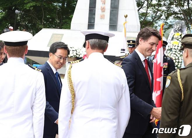 김동연 경기도지사는 18일 오전 한국-캐나다 수교 60주년 기념 캐나다 참전 가평전투지숲길 조성 기념행사에 참석해 트뤼도 캐나다 총리와 함께 전투기념비에 헌화하고 묵념했다.(경기도 제공)