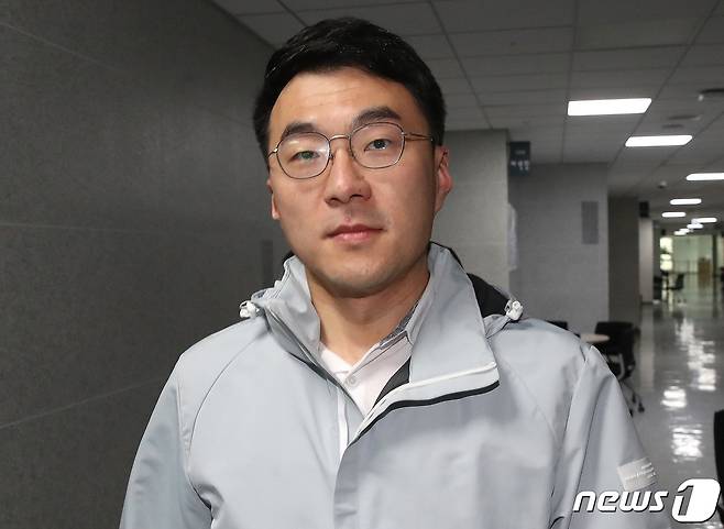 가상자산(암호화폐) 이상 거래 의혹 논란에 자진탈당을 선언한 김남국 더불어민주당 의원이 14일 오전 서울 여의도 국회 의원회관 의원실로 출근하고 있다. 김 의원은 이날 오전 자신의 사회관계망서비스(SNS)를 통해 "저는 오늘 사랑하는 민주당을 잠시 떠난다＂고 밝혔다. 2023.5.14/뉴스1 ⓒ News1 임세영 기자