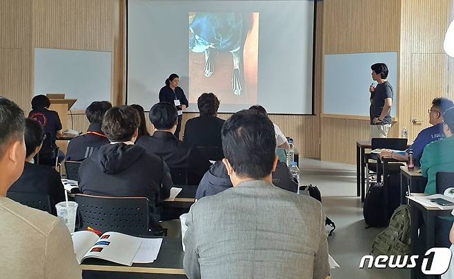 동물스포츠재활 전문의 솔렌지 미카일이 17일 서울 중랑구 로얄동물메디컬센터에서 열린 제8회 한국동물재활학회 콘퍼런스에서 강의를 하고 있다. ⓒ 뉴스1 최서윤 기자