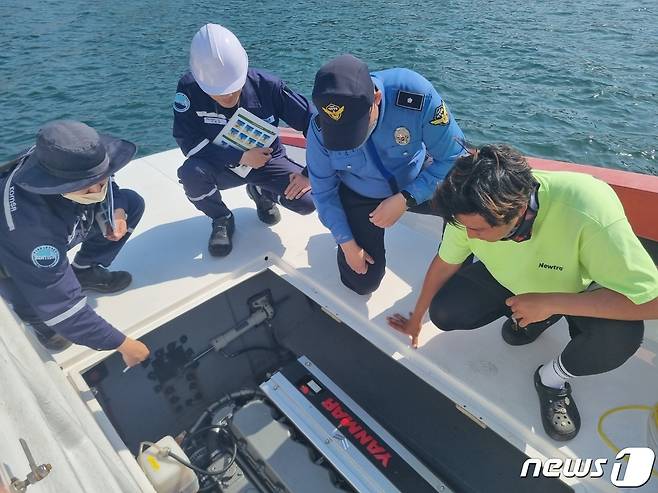 17일 통영해양경찰서 합동점검반이 관내 해수면 수상레저사업장을 방문해 시설 안전점검을 실시하고 있다.(통영해경 제공)