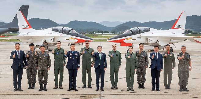 이종섭 국방부 장관이 18일,광주 소재 공군 제1전투비행단을 방문, 우리 공군으로부터 FA-50 비행교육을 받는 폴란드 공군 조종사 및 부대 관계관들과 함께 기념촬영을 하고 있다. (국방부 제공)